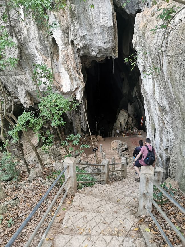... und nun etwas runter zum Eingang der Höhle ...