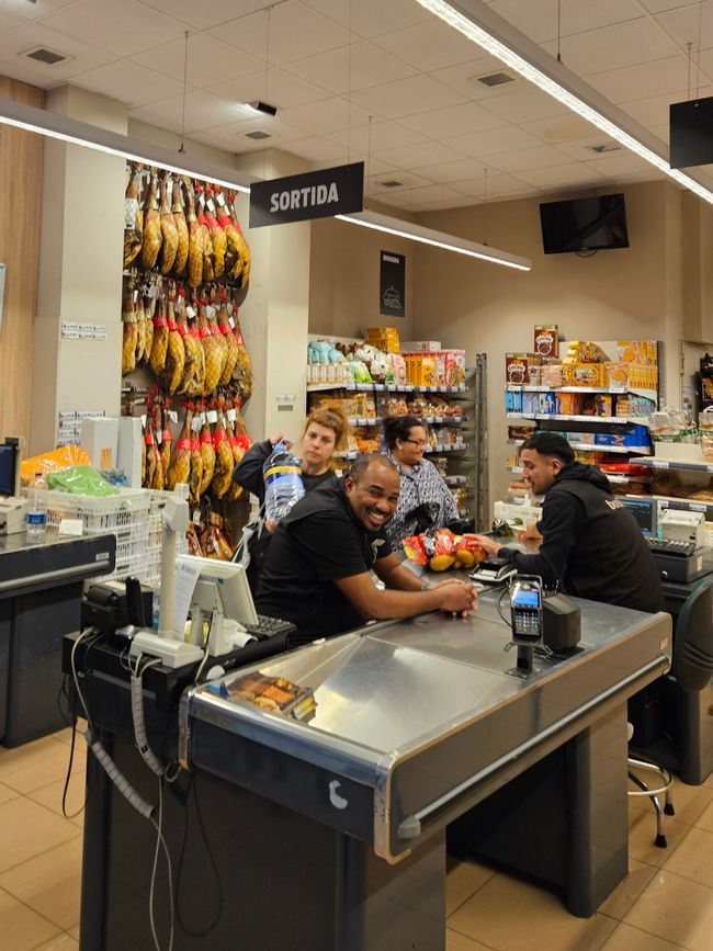 Supermercato con prosciutti interi