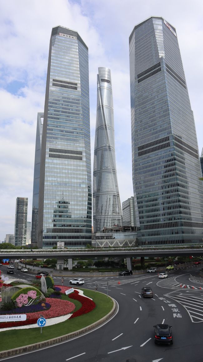 Shanghai Tower (centre)