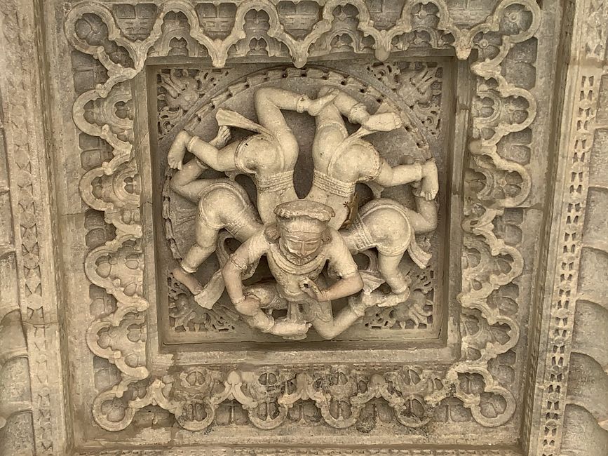 Adinath - Temple - Dämon mit 1 Kopf und 5 Körpern (die 5 Übel)