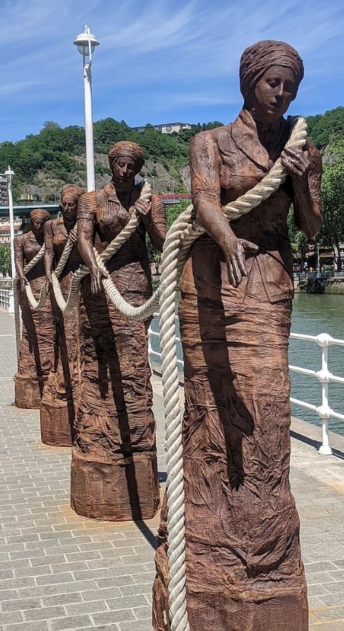 Las mujeres arrastraban barcos al puerto (14 km)