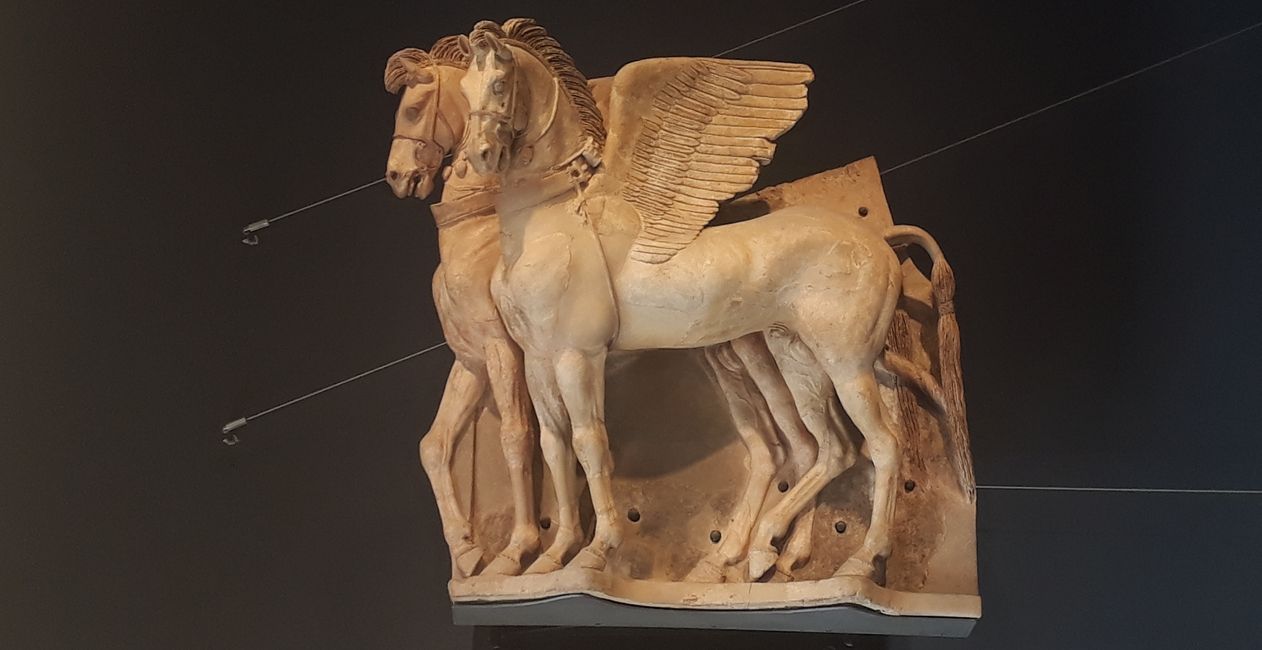 Geflügelte Pferde aus Terrakotta aus dem 4. Jhr. v. Chr.