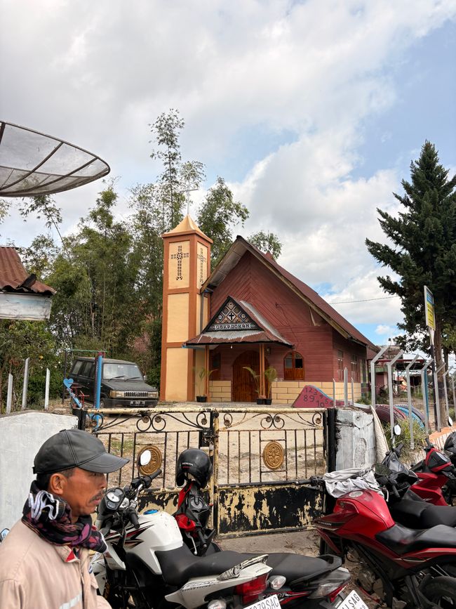 Iglesia del pueblo Dokan