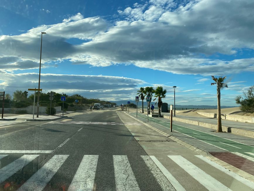 El viento lleva la arena a través de las solitarias calles