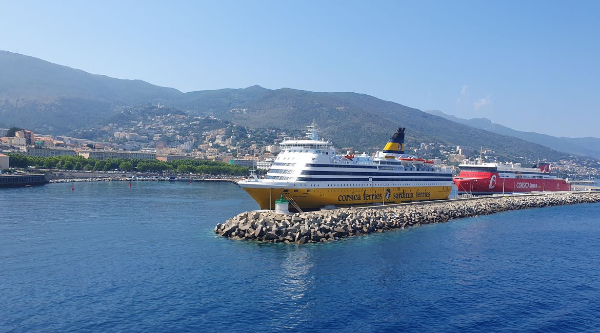 Entrée du port à Bastia. Notre bateau était plus grand, Mega Four au lieu de juste Mega