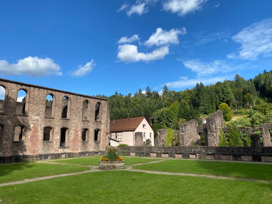 Hier einmal die Größe des Gartens. Der Brunnen sprudelt leider nicht mehr 