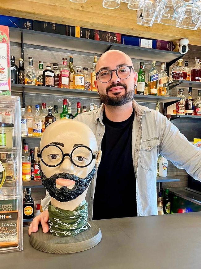 Un pequeño descanso en el bar "Sabatiko" en Mosqueruela, donde el propietario tenía dos cabezas.