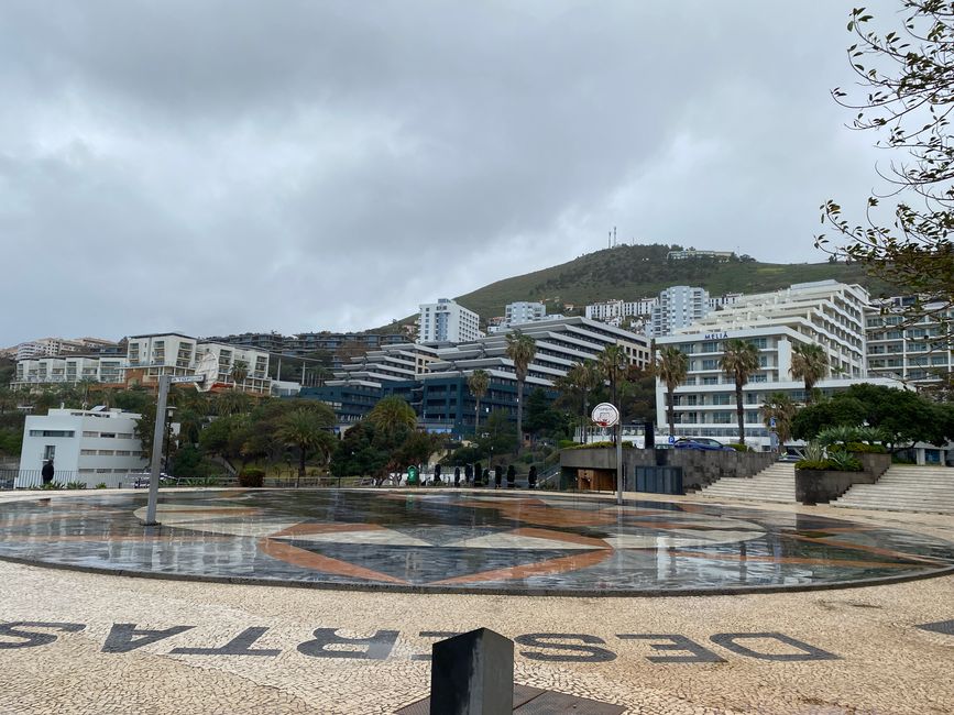 Das Hotelviertel mit einem gefliesten Basketballfeld am Meer