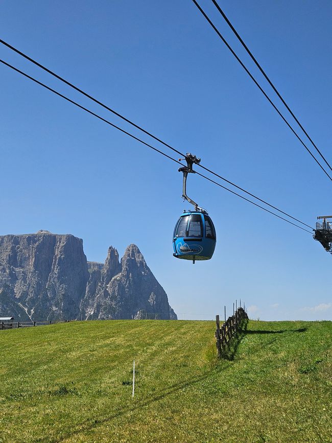 Seilbahn, im Hintergrund der Schlern