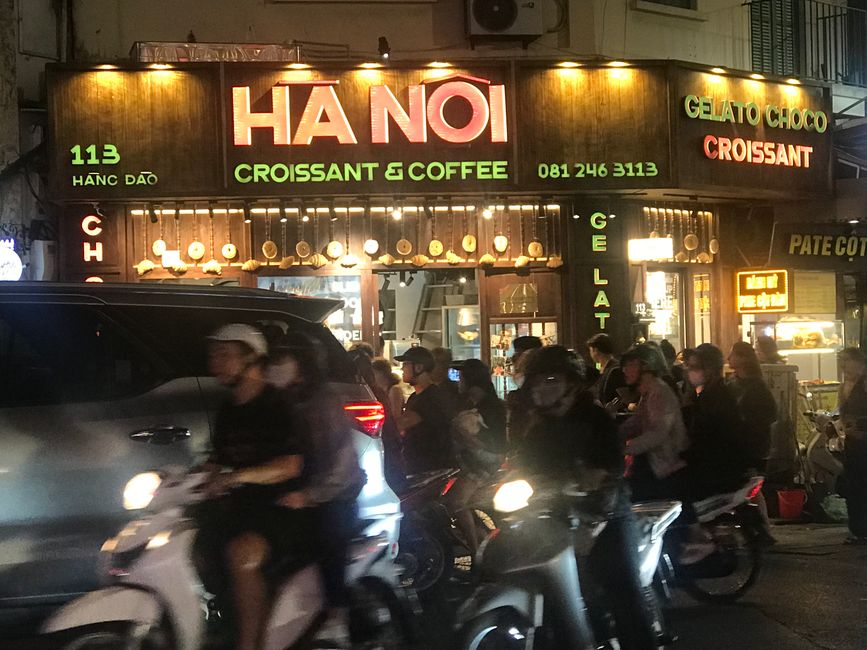 Nächtliche Strasse in Hanoi