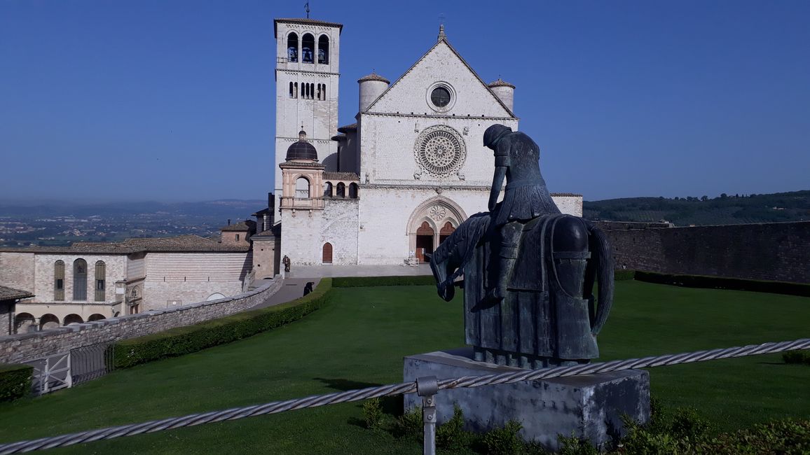 Die Fassade der Basilika, rechts ein Standbild von Franziskus als Ritter in der Sinnkrise