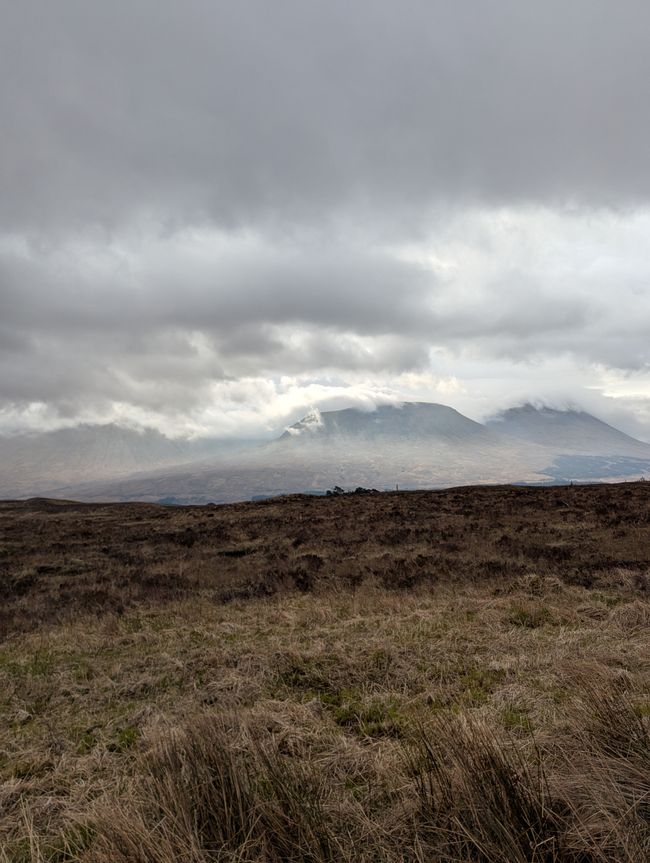 Die Wolken rollen über die Berge