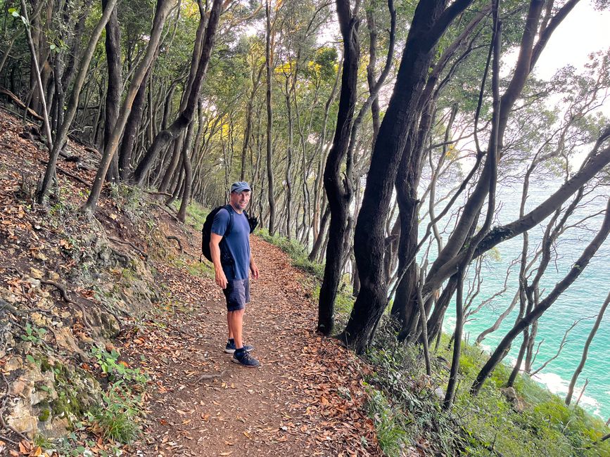 Seguimos alrededor de la montaña - no se pueden ver los agresivos mosquitos que nos atacan constantemente