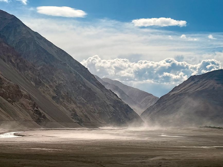 Tashkurgan تاشقورغان بازىرى / Sarikol تاشقۈرغان بۇزۇر / Shitoucheng 石頭城