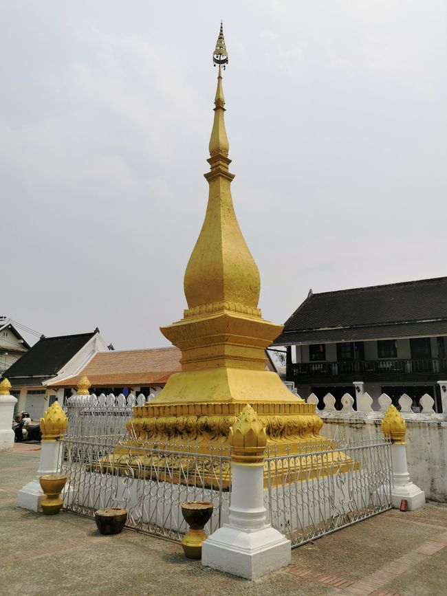 Entry to Laos - first temple tour through Luang Prabang