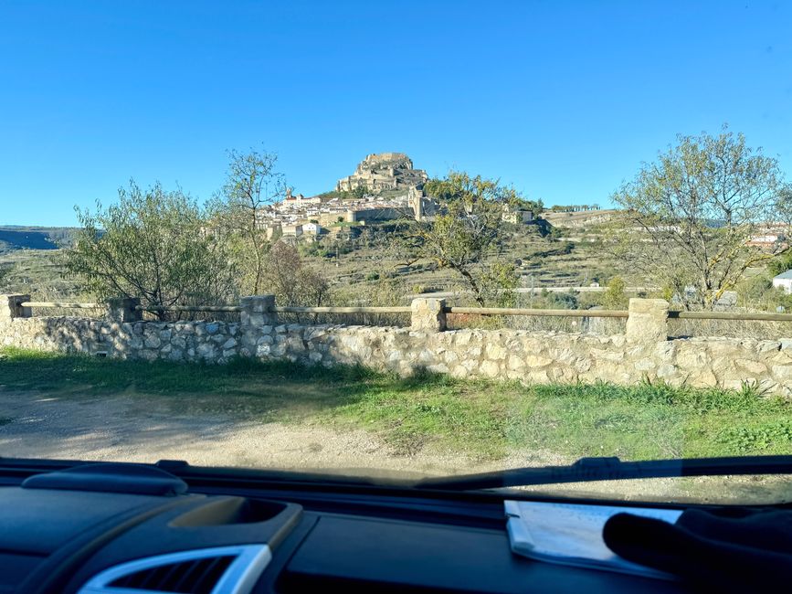 Wir. stehen wunderbar: Durch unsere Windschutzscheibe haben wir freie Sicht auf die Burg.