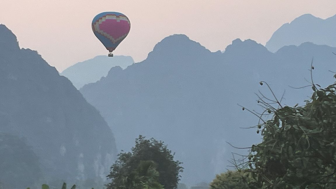 Heissluftballon über Vang Vieng