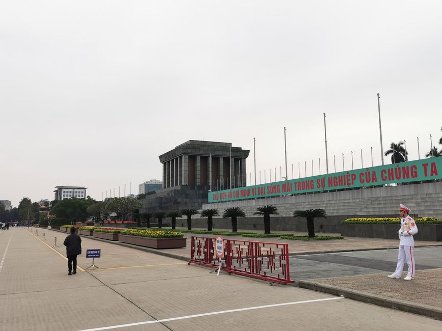 Ho-Chi-Minh-Mausoleum ...