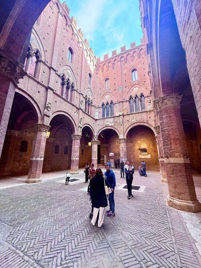 So mancher Innenhof gleicht einem Palast.