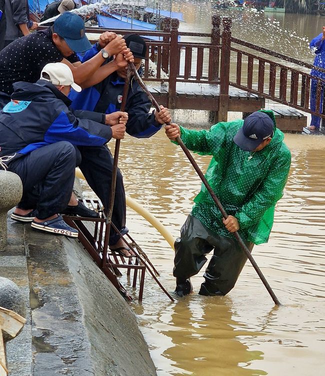 Vorüber die Flut.
Wer sah es wohl, du selig Land, 
wie dich die Welle überwand.