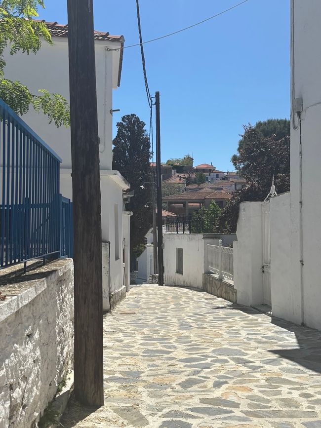 ....gran día con pueblo montañés y localidad costera....