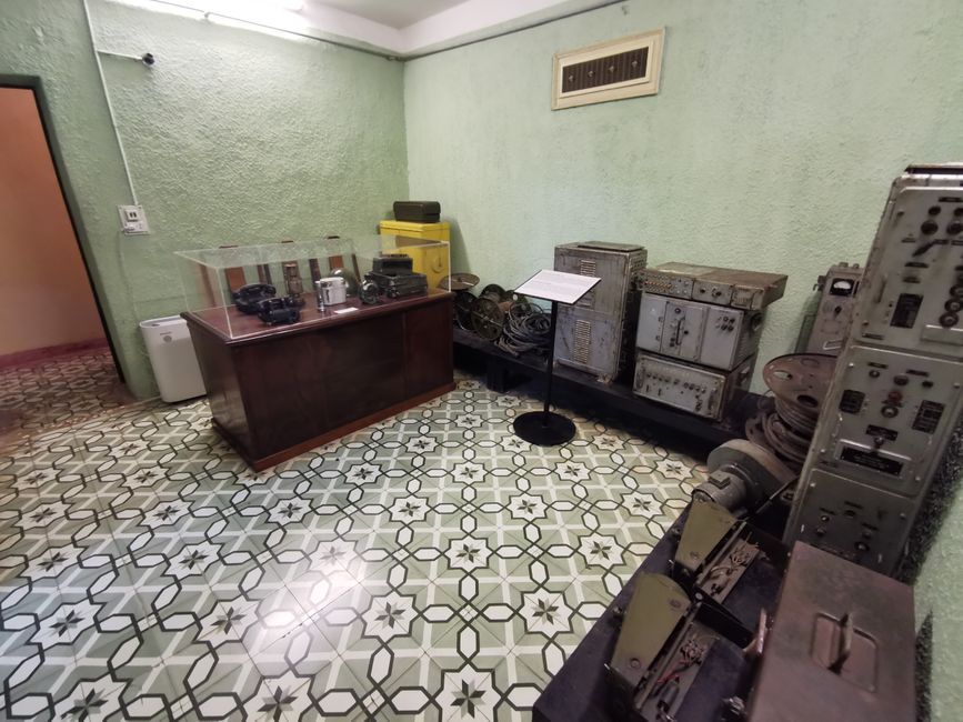 ... Bunker ... mit Kommunikationsraum ...