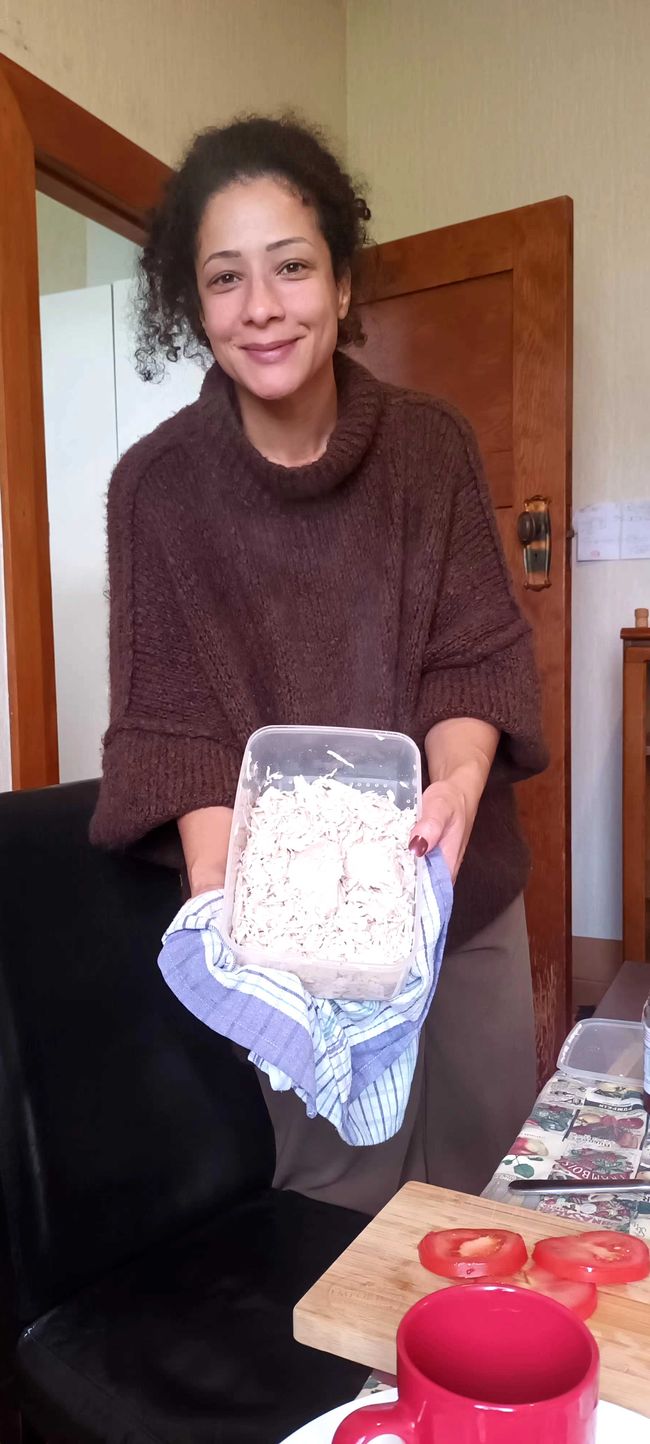 Priscila schüttelt das Hähnchen