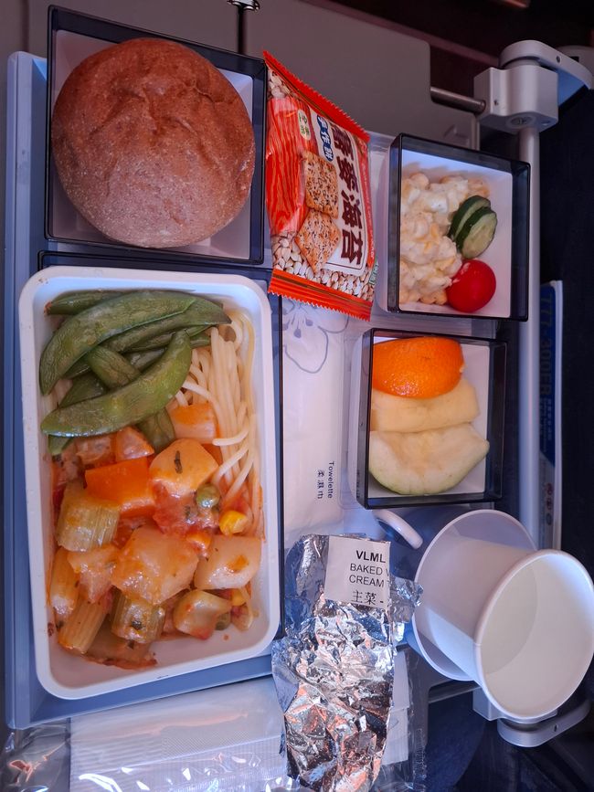 Mittagessen? Um 11. Leider wurde hier das Brötchen schlechter und statt Butter gab es dann auch nur Margarine :(