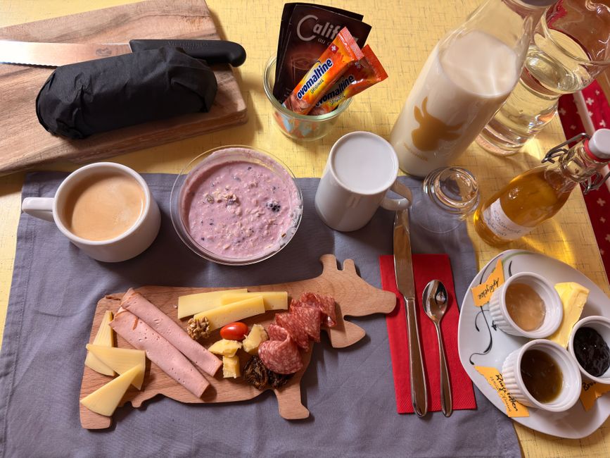 mi laguna de conocimiento de inmediato. Aha, se trata de una variedad de ciruelas jugosas y aromáticas. El desayuno, como es lógico, sabe fantástico y me siento muy protegido y mimado. Después del desayuno, empaco mi mochila y me dirijo en dirección a Flüeli Ranft. En la carretera principal hacia Stans, un pick-up se detiene a mi lado. Stephanie me extiende, riendo, mi lápiz labial por la ventana. ¿Solo por eso hizo el viaje y me buscó para traérmelo? No sé qué decir, ¡es simplemente increíble! Si alguien vive la caridad, ¡es esta mujer!</p><p>Al llegar a Stans, quiero primero recoger un sello de peregrino en la iglesia distintiva. Una mujer menuda se acerca al mismo tiempo desde el otro lado con una mochila alrededor de la iglesia.