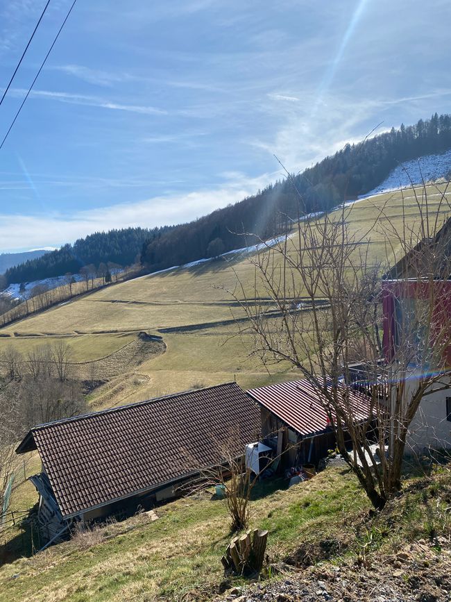 - und die Berge rund um den Ort
