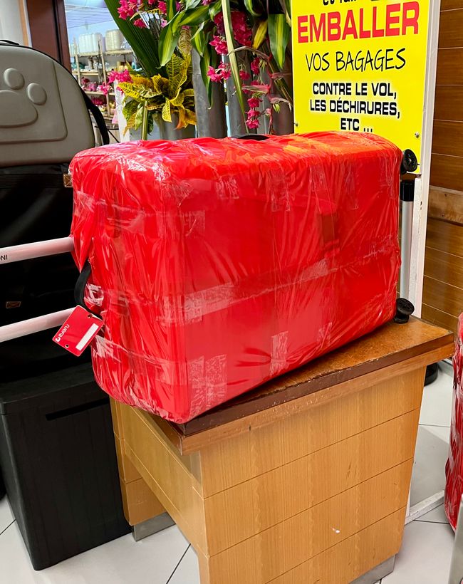 Der Koffer ist bei den Rädern gebrochen und wurde gut verpackt 