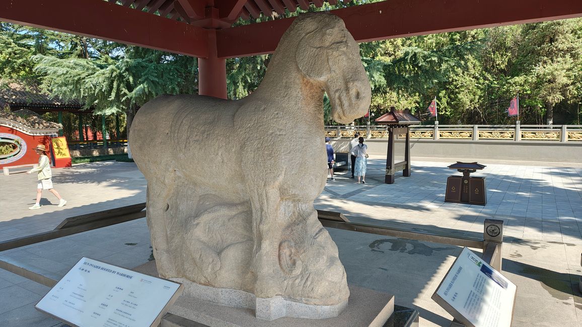Scultura di cavallo “Zoccoli dei cavalli contro l'invasore unno”