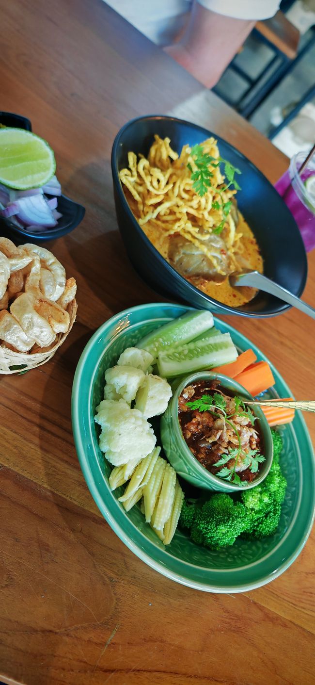 Khao Soi und gedämpftes Gemüse mit Chili-Dip (Nam Prik Ong)