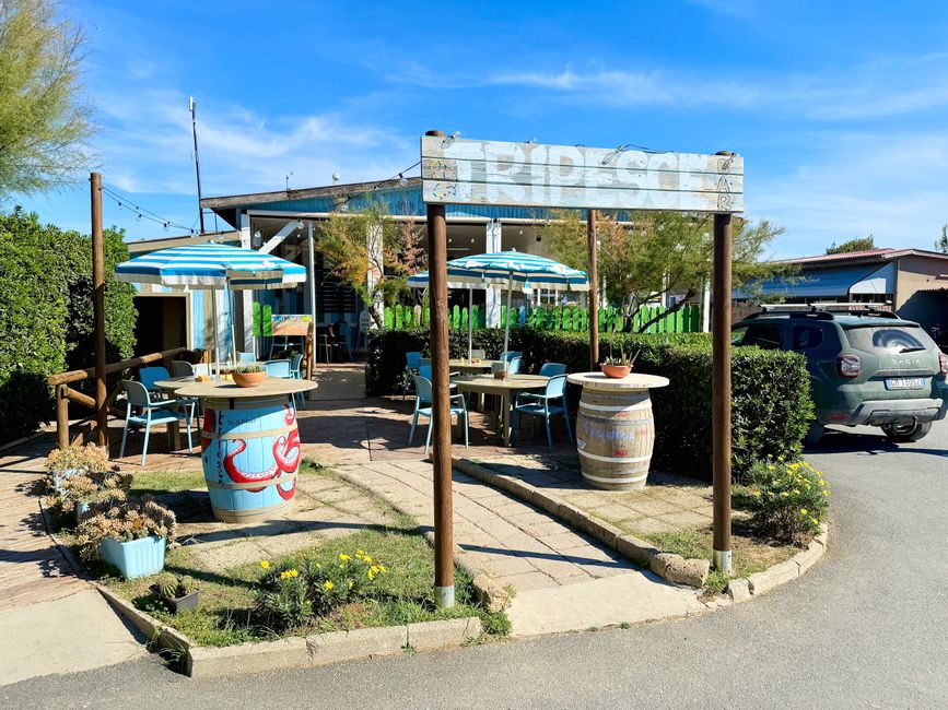 Einladend: Der Eingang zur Bar.