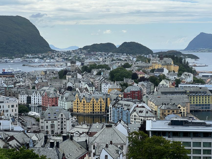 Tag 17: Ålesund – Ein Parkhaus im Berg und das deutsche Paradoxon