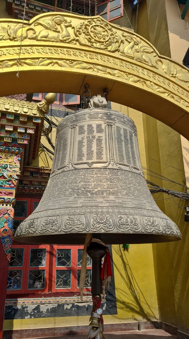 Auf dieser Glocke sind die buddhistischen Fahnen abgedruckt.