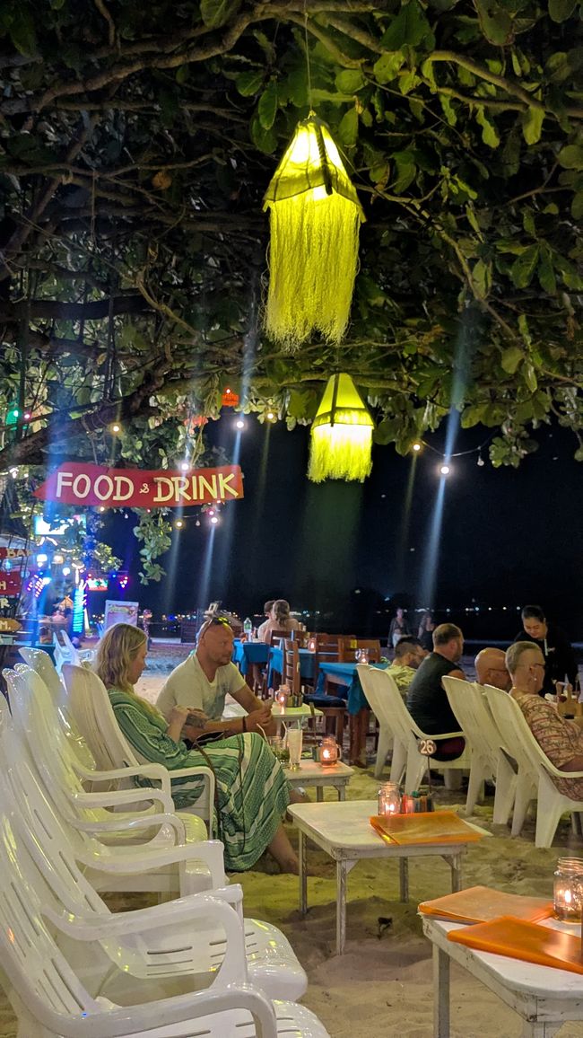 Pools und Strandliegen