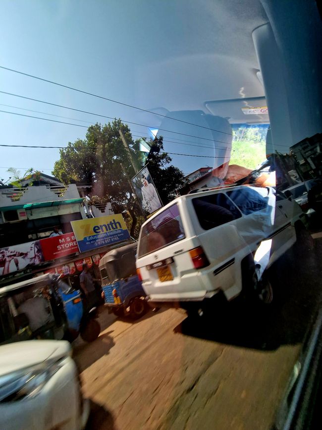 Filas de coches en cada gasolinera