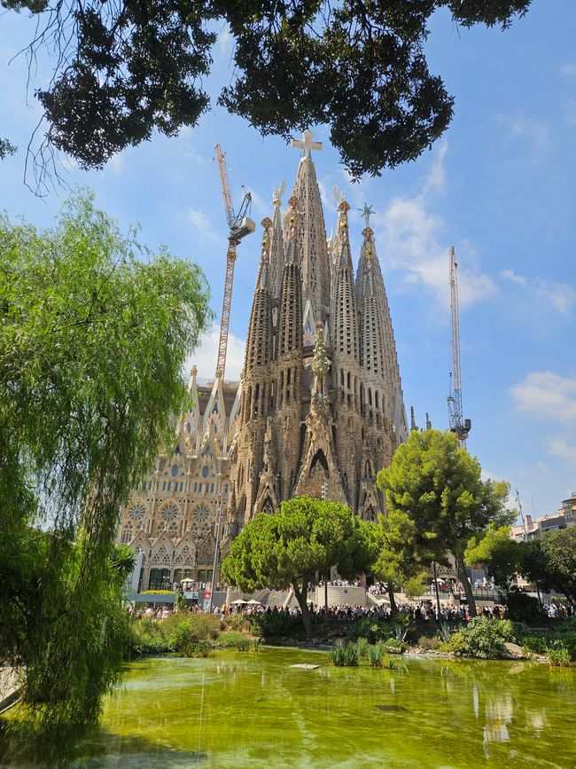 Sagrada Familia, immer noch mit Baukränen