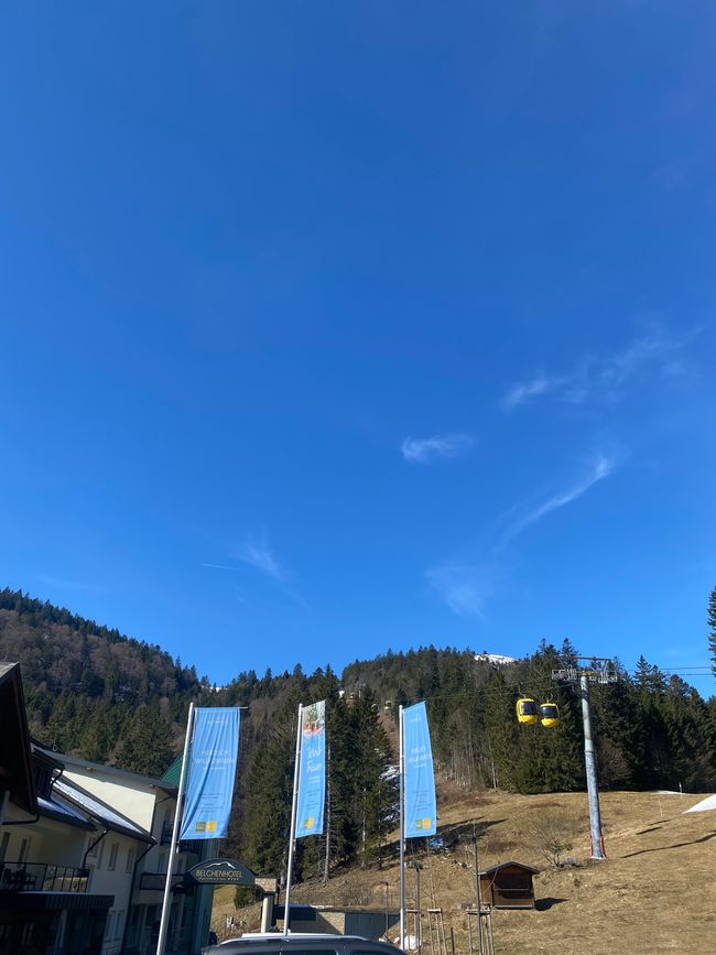 Blauer Himmel, bunte Fahnen und gelbe Gondeln