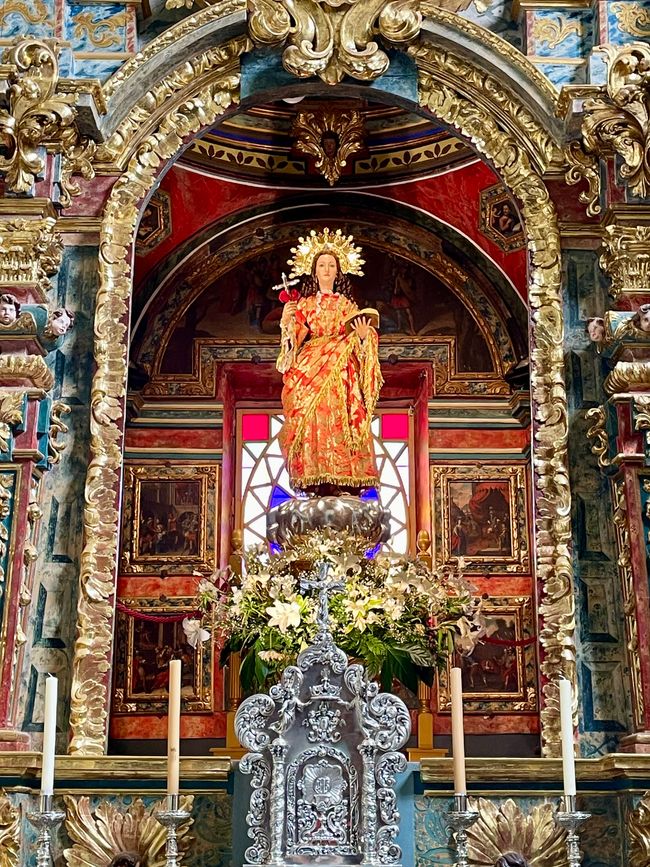 Eine lebensgroße Statue der heilige Eulalia prangt über dem Altar.