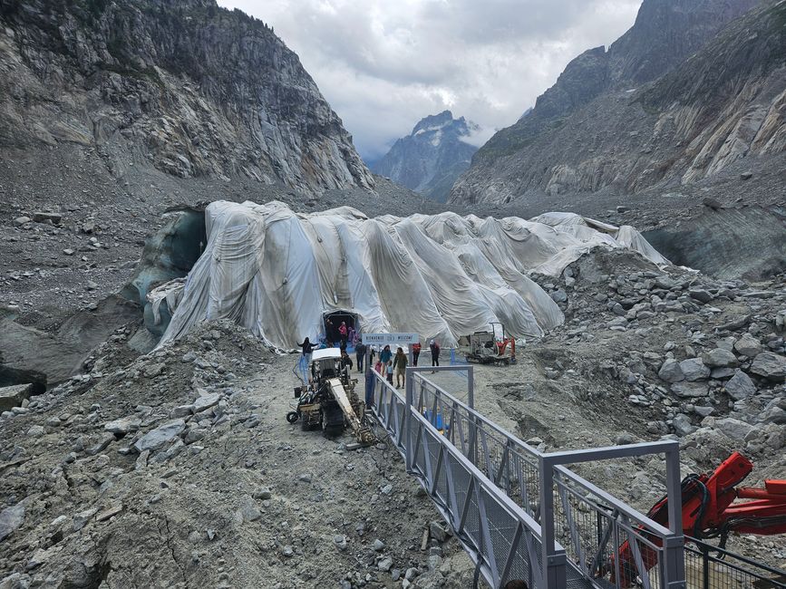 Der Gletscher muss abgedeckt werden, um das weitere Abschmelzen zu verhindern.