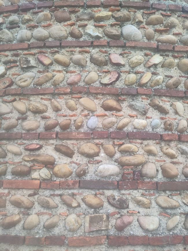 kunstvoll gefügte Steinmauern