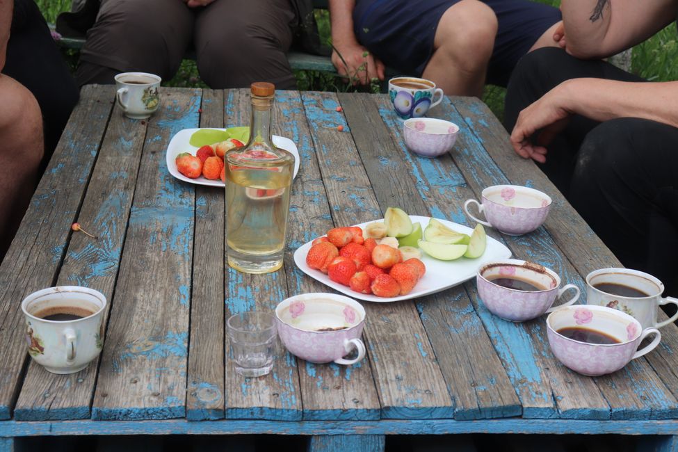 zum Nachtisch im Kirschgarten, Früchte, Kaffee und TresterschnapsSch