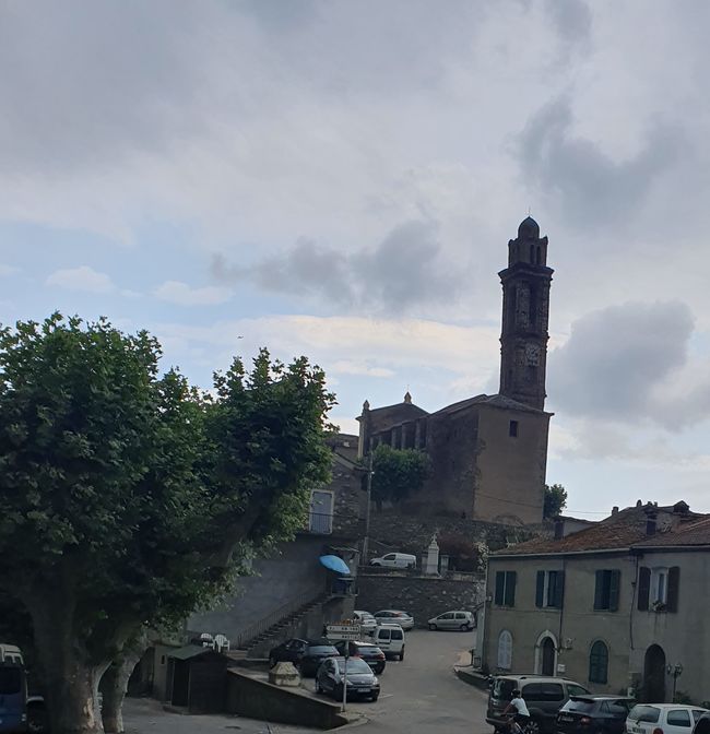 Kirche von Venzolasca vor Gewitterhimmel