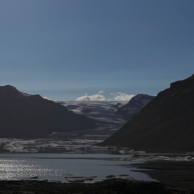 Faire du kayak sur le lac glaciaire