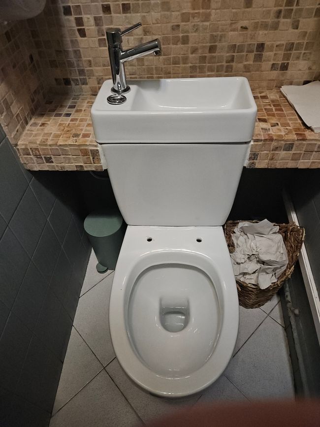 Inodoro de reciclaje de agua en el restaurante Chez Lisette