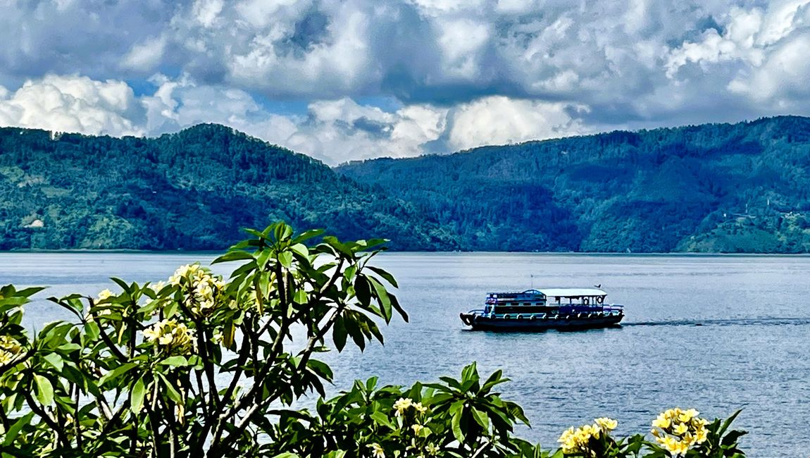 Ferry en el lago Toba
