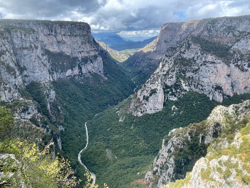 Blick vom Beloi-Aussichtspunkt in die Vikos-Schlucht 