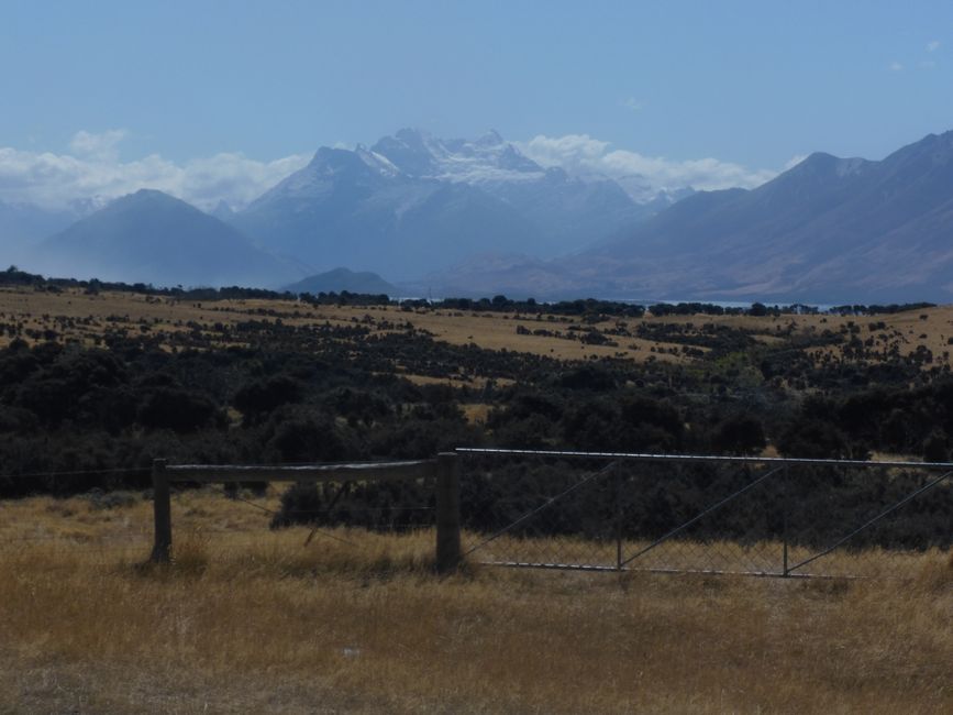 Des montagnes enneigées au loin